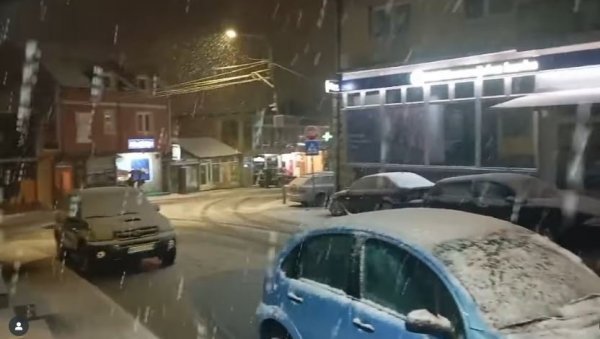 СНЕГ НАПРАВИО ХАОС У ОВИМ ДЕЛОВИМА СРБИЈЕ: Завејане улице, погледајте зимске призоре (ВИДЕО)