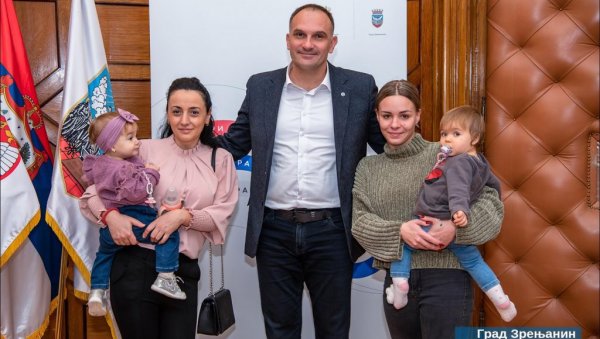 OD GRADA ZLATNIK: Градоначелник Зрењанина даровао девојчице које су рођене на Празник града