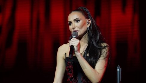 МОЋАН СТАЈЛИНГ ЕМИНЕ ЈАХОВИЋ НОСИ ЈАКУ ПОРУКУ: За ноћ у Београду избарала је комад с којег је тешко скинути поглед