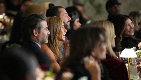 NAPOKON U JAVNOSTI: DŽenifer Aniston i DŽim Kurtis uživali na jednom događaju, njegove reči su joj naterale suze na oči