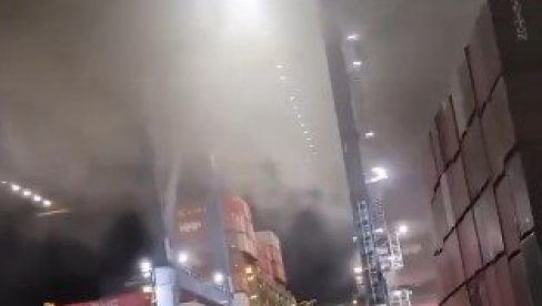 PROGLAŠENA VANREDNA SITUACIJA: Odjeknula eksplozija u luci - zapaljene opasne materije (VIDEO)