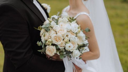 BOJA KOJA ĆE OBELEŽITI VENČANJA 2026. GODINE: Spaja optimizam i eleganciju, i oduševiće buduće mladence širom sveta (FOTO)