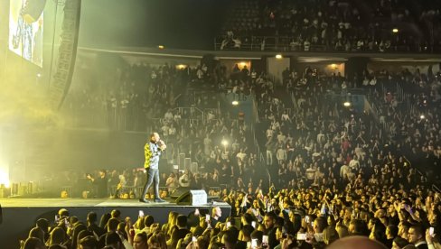 ORILA SE PLAVA CIGANKA:: Mile Kitić zaigrao na bini i napravio totalni haos (FOTO)