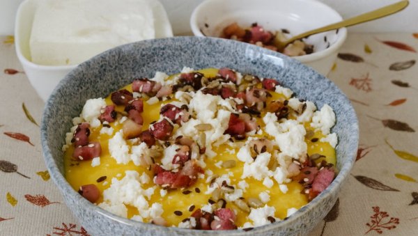 ПАЛЕНТА СА СЛАНИНОМ И СИРОМ: Спој кремасте текстуре и хрскавог врха са сланином и сиром!