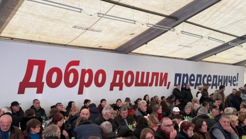 VUČIĆ U SELU JAŠA TOMIĆ: Predsednik razgovara sa građanima (FOTO/VIDEO)