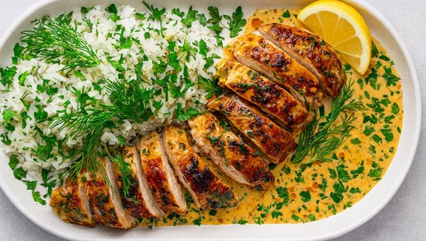 ПИЛЕТИНА СА БЕЛИМ ЛУКОМ И СЕНФОМ У АРОМАТИЧНОМ СОСУ СА ПИРИНЧЕМ: Здрав и лаган медитерански оброк