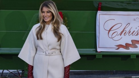 PRVA DAMA AMERIKE SAČEKALA JELKU U SAVRŠENOM IZDANJU: Melanija retko kada greši kada je moda u pitanju ali sada su se svi uhvatili za jedno