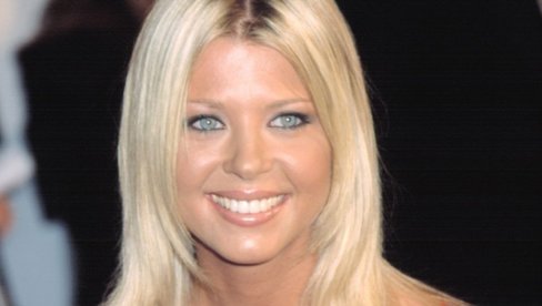 NEKADA OMILJENA PLAVUŠA HITNO PREVEZENA U BOLNICU NA NOSILIMA: Pravila haos i vikala u hotelskom baru, pa se onesvestila! (FOTO)