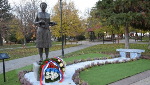 ČUČUK STANA SE VRATILA U NEGOTIN I KRAJINU: Stoji ponosno, sa kikama oko glave, sa rukama na kuburi i jataganu, u nošnji