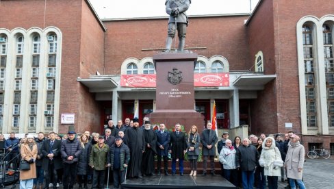 POLOŽENI VENCI NA SPOMENIK KRALJU PETRU PRVOM KARAĐORĐEVIĆU: U Subotici obeležena godišnjica  Velike narodne skupštine