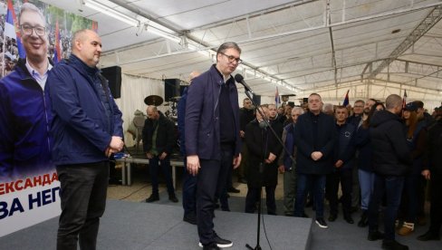 VUČIĆ U UROVICI: Predsednik razgovara sa građanima (FOTO/VIDEO)
