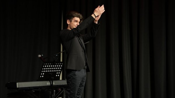 STAND UP ОПЕРА  СРПСКОГ БОЧЕЛИЈА – ОВАЦИЈЕ ЗА НЕМАЊУ ЦРНАТОВИЋА НА ПРВОМ КОНЦЕРТУ У ФОНДАЦИЈИ MOZZART