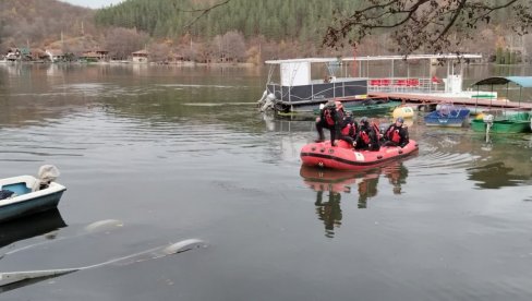 PRONAĐEN AUTOMOBIL KOJI JE SLETEO S PUTA U JEZERO MEĐUVRŠJE: Kola zaglavljena u betonskom propustu (FOTO)