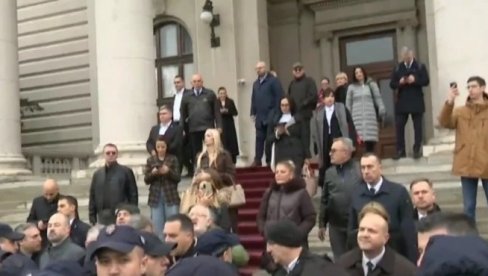 OPOZICIJA PRAVI HAOS ISPRED SKUPŠTINE: Nasilno srušili šator i ogradu (VIDEO)