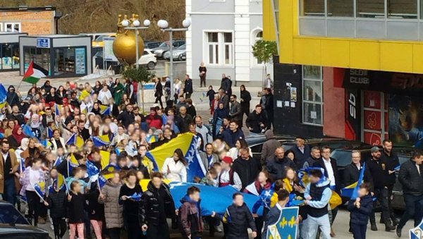 СЛАВИЛИ УЗ РАТНЕ ЗАСТАВЕ: У Сребреници одржан дефиле поводом обележавања тзв. Дана државности БиХ