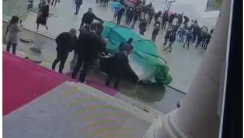 SNIMAK SVE GOVORI: Poslanici mogli nesmetano da uđu u Skupštinu, ali oni to nisu hteli - jedina namera bila da prave incident (VIDEO)