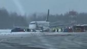DRAMA NA AERODROMU: Avion skliznuo sa piste prilikom sletanja (VIDEO)