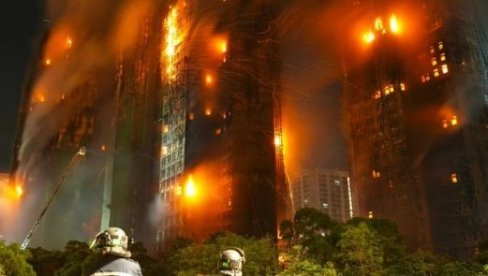 STRAVIČNI SNIMCI IZ HONGKONGA: Najmanje 44 osobe poginule, stotine nestale, neboderi i dalje gore