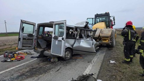 ОНЕ СУ НАСТРАДАЛЕ НА ПУТУ ДО ПОСЛА: Младеново завијено у црно након језивог судара комбија и ваљка на путу Ириг-Рума (ФОТО)