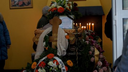 SAHRANJENA LJILJANA JORGOVANOVIĆ: Neutešna porodica se oprostila od čuvene hitmejkerke, na sahranu došle Leontina i Milica Pavlović (FOTO)
