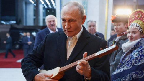 PUTIN SVIRAO, LUKAŠENKO UMIRO OD SMEHA Taman je hteo da plati - raštimovana je! Objasnili mu kako, rekao: Razumem, i počeo (VIDEO)