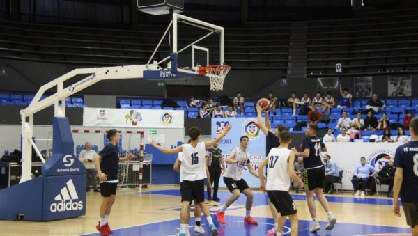 УВЕК УЗ НАЈМЛАЂЕ Познати из света глуме и спорта делили медаље школарцима