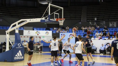 UVEK UZ NAJMLAĐE Poznati iz sveta glume i sporta delili medalje školarcima