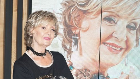 ОБОЖАВАТЕЉКА НАПИСАЛА ПЕСМУ ЗА ЛЕПУ ЛУКИЋ: Животна жеља јој је да се упознају, а њене речи упућене певачици су одушевиле регион