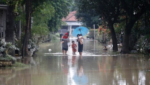 РАСТЕ ЦРНИ БИЛАНС: Број погинулих у поплавама и клизиштима у Индонезији порастао на више од 750