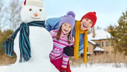 5 РАЗЛОГА ЗБОГ КОЈИХ ДЕЦА ТРЕБА ДА СЕ ИГРАЈУ НА СНЕГУ: Пустите их да уживају у зимској чаролији