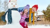 5 РАЗЛОГА ЗБОГ КОЈИХ ДЕЦА ТРЕБА ДА СЕ ИГРАЈУ НА СНЕГУ: Пустите их да уживају у зимској чаролији