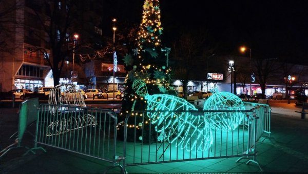 ВЕЋ НОВОГОДИШЊА АТМОСФЕРА: У Параћину почело празнично украшавање јавних површина и излога (ФОТО)