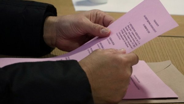 ПРИЈАВЉЕНА БЛОКАДЕРСКА КУПОВИНА ГЛАСОВА НА ВИШЕ АДРЕСА: Полиција изашла на терен