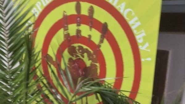 СРАМОТА! У Сечњу крваве шаке дочекале бирачки одбор и прве гласаче! (ФОТО)