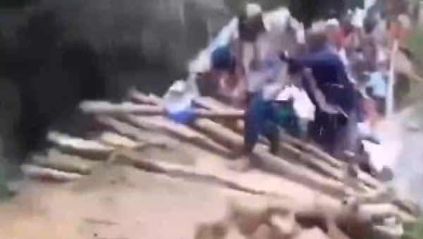 ПАО ДРВЕНИ МОСТ ВРЕДАН ДВА МИЛИОНА ДОЛАРА Срушио се током свечаног отварања - велики скандал у Конгу (ВИДЕО)