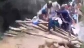 PAO DRVENI MOST VREDAN DVA MILIONA DOLARA Srušio se tokom svečanog otvaranja - veliki skandal u Kongu (VIDEO)