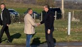 VUČIĆ U POSETI PORODICI JANKOVIĆ: Predsednik u selu Tolić kod Mionice (VIDEO)