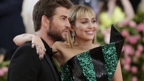 10 GODINA LAGALA BIVŠEG MUŽA KAKO JE IZGUBILA NEVISNOST: Majli Sajrus šokirala javnost ovim priznanjem!