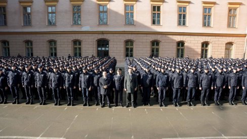 VI STE TU DA ČUVATE SRBIJU: Ministar policije Ivica Dačić na promociji 51., 52.,53. i 54, klase COPO u Sremskoj Kamenici