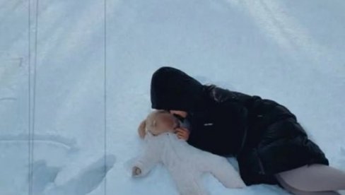 PEVAČICA SE UDALA ZA MILIONERA I POKAZALA ZIMSKU IDILU: Šestomesečnu ćerku obukla u skafander i bacile se u sneg (FOTO)