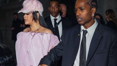 ПРОМАШАЈ ОД ХАЉИНЕ У РЕЖИЈИ КРАЉИЦЕ МОДЕ: Као да је дошла омотана чаршавом, сви су у чуду! (ФОТО)