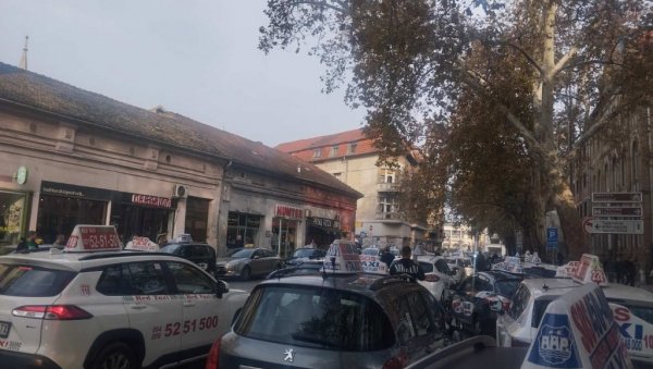 ОДАЛИ ПОШТУ СТРАДАЛОМ КОЛЕГИ: Новосадски таксисти на месту где је синоћ погинуо таксиста