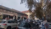 ОДАЛИ ПОШТУ СТРАДАЛОМ КОЛЕГИ: Новосадски таксисти на месту где је синоћ погинуо таксиста