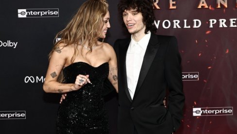 VERILA SE MAJLI SAJRUS: Nakon burnog razvoda od glumca, pevačica ponovo rekla da