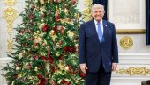 JEDAN DETALJ SVIMA PRIVUKAO PAŽNJU, TEŠKO GA JE UOČITI: Objavljen božićni portred Donalda Trampa (FOTO)
