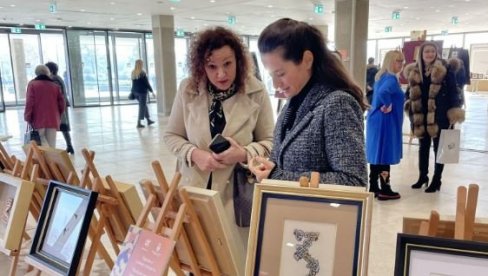 „NIT SE NASTAVLJA“: Dodeljene nagrade najboljim autorima na 11. žiriranoj izložbi „100 žena – 100 minijatura“