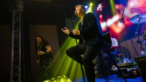 I TO KAKVA POVREDA: Bojan Leksington pevao sa povređenom nogom (FOTO)