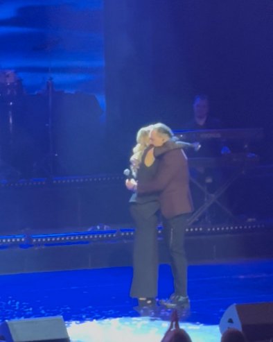 ЕМОТИВНИ ЗАГРЉАЈ: Ксенија Кнежевић запевала са оцем Кнезом на сцени (ФОТО)