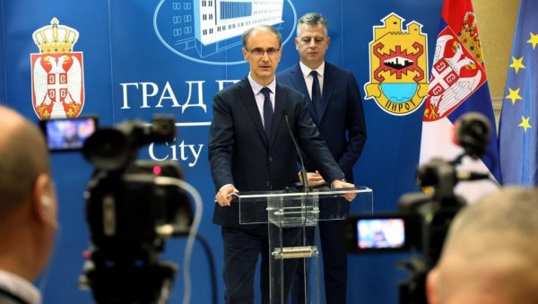 МАЦУТ ПОСЕТИО ПИРОТ: Премијер се састао са градоначелником и разговарао са грађанима