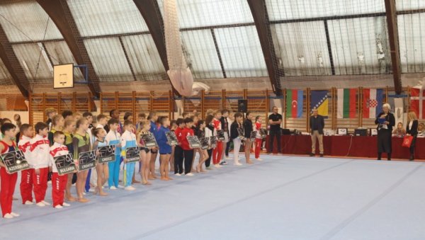 У ЗНАК СЕЋАЊА НА ЛАЗУ КРСТИЋА И МАРИЦУ ЏЕЛАТОВИЋ : На меморијалном туриру у спортској гимнастици у Новом Саду, 250 учесника из 16 земаља